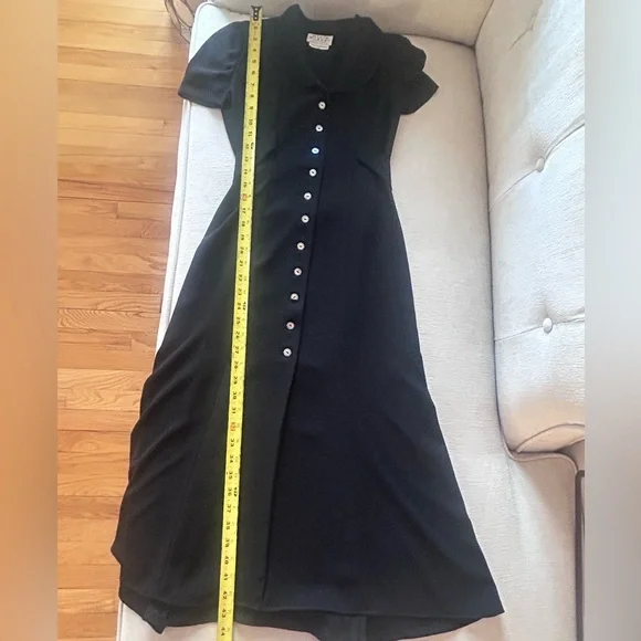 Elegant Black Button-Down Midi Dress - Picture 8 of 10